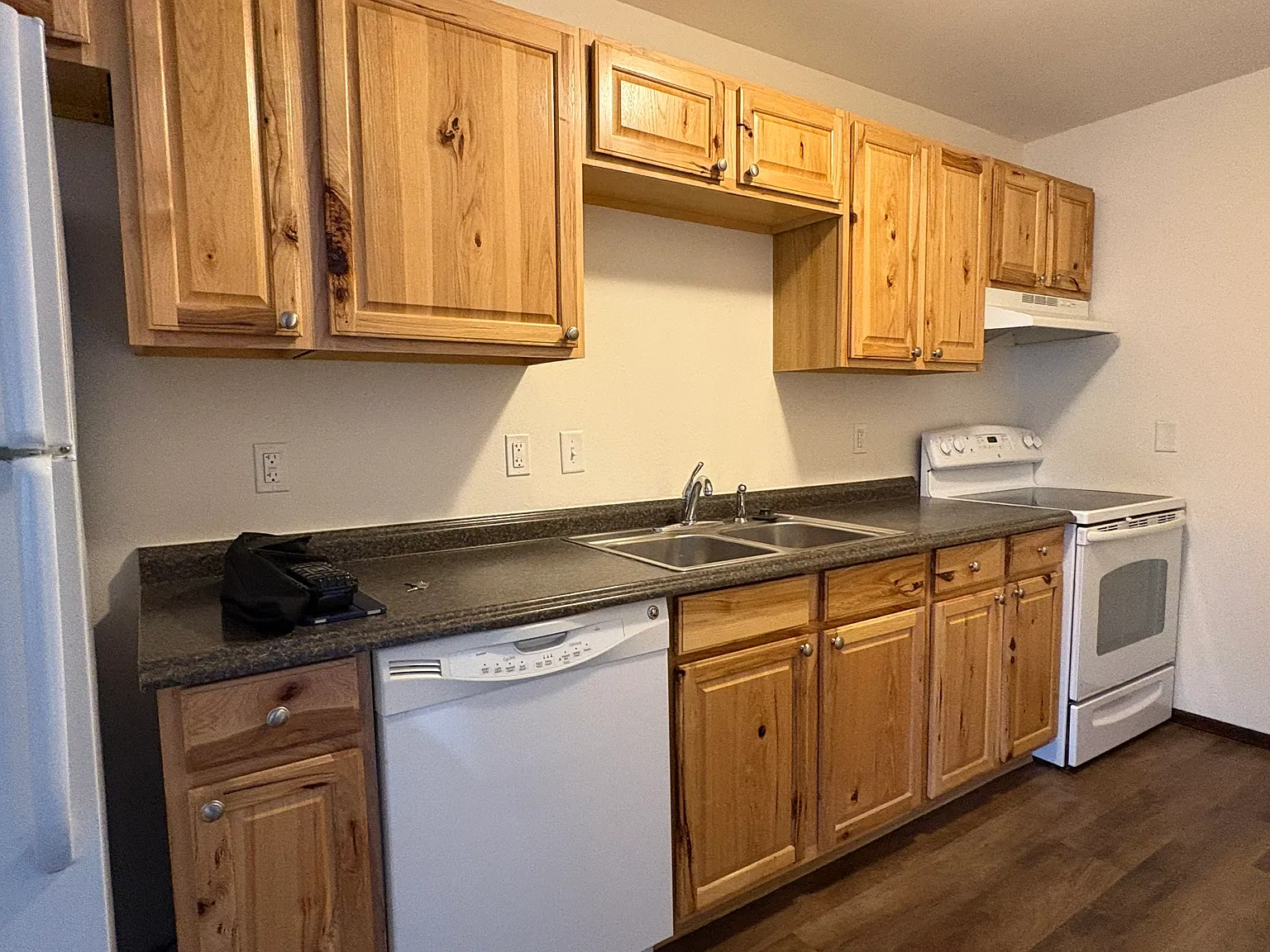 2 bed, 654 sqft, $1,352 — Photo 3