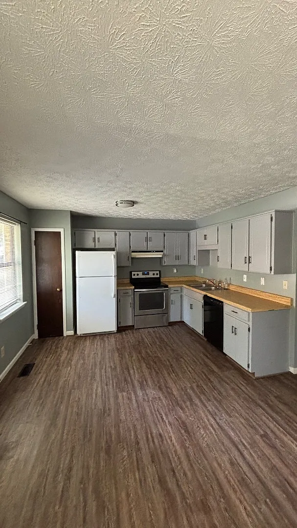 907 Ivan Dr. - 907 Ivan Unit A — Photo 2