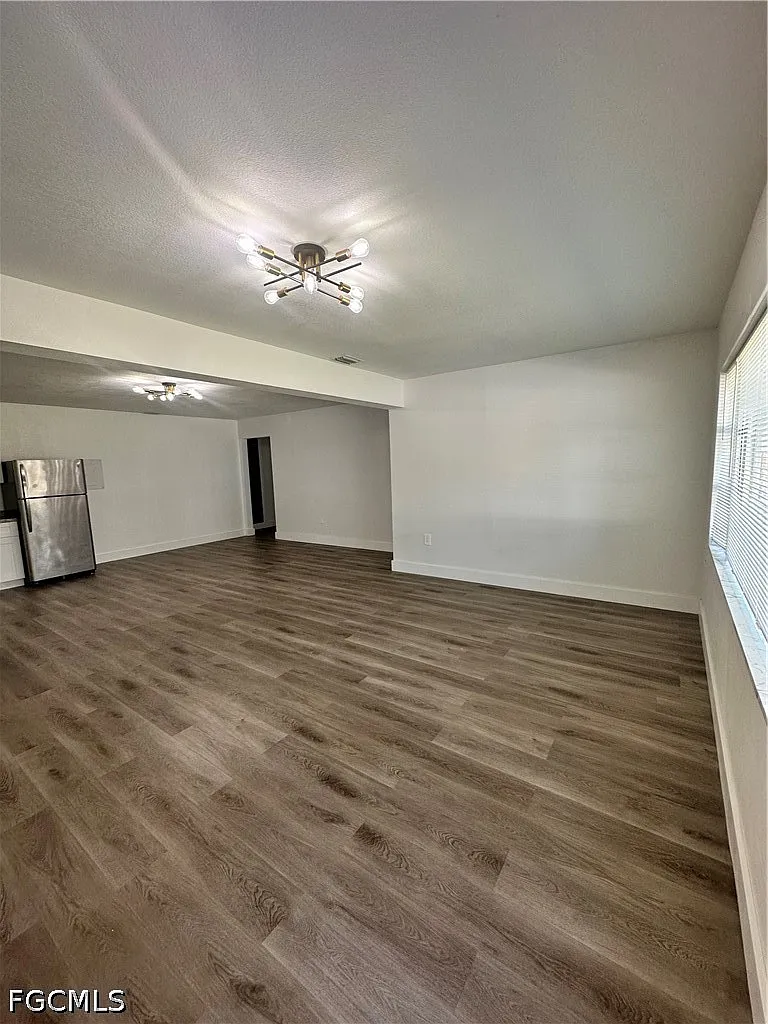 2 bed, 1.0 bath, 1300 sqft, $1,700 — Photo 2