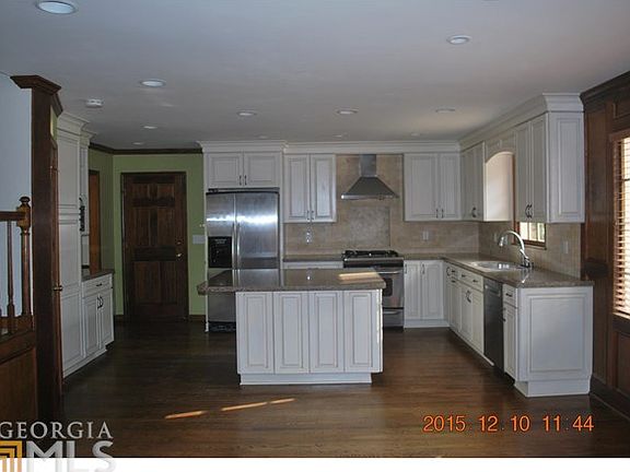 3rd image of 3200 Lakeridge Dr SE