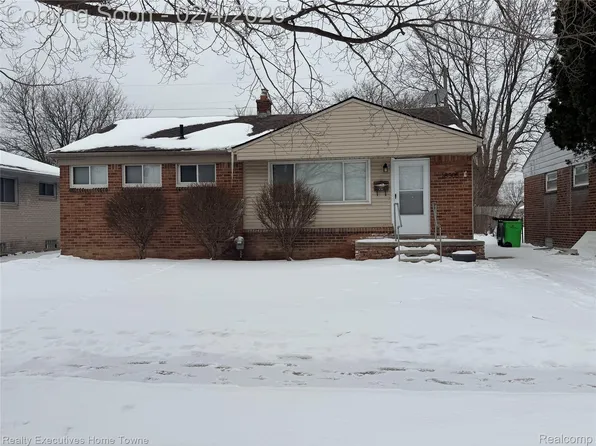 18305 Marquette St, Roseville, MI 48066