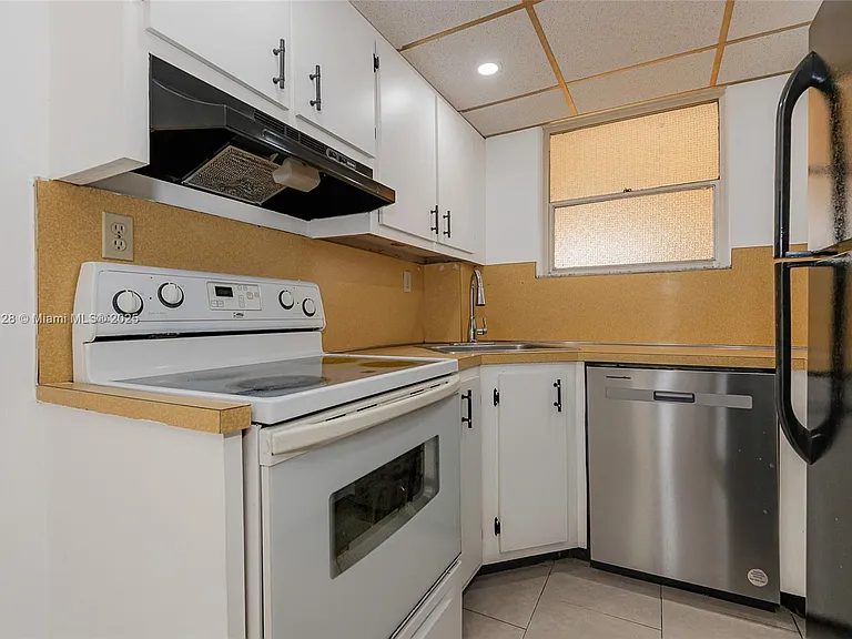 1975 NE 135th St #3B — Photo 12