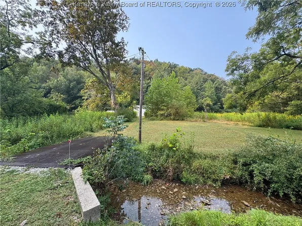 3559 Browns Creek Rd, Saint Albans, WV 25177