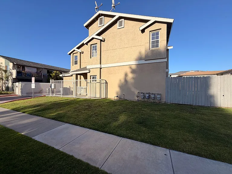 5762 Rostrata Ave — Photo 4