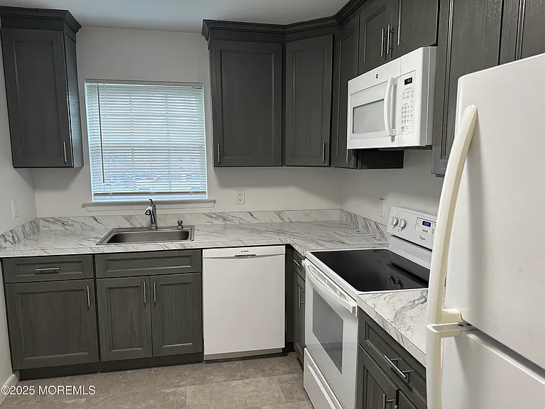 65 Cedar Ave #C14 — Photo 1