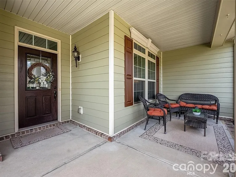11422 Warfield Ave — Photo 10