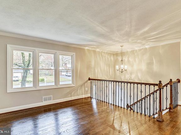 4th image of 2042 Greenwich St