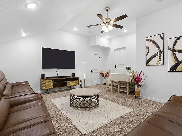 703 S Hickory Dr — Photo 32