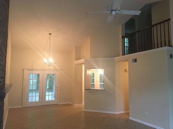 Open concept vault ceilings on Living room dinning room comb