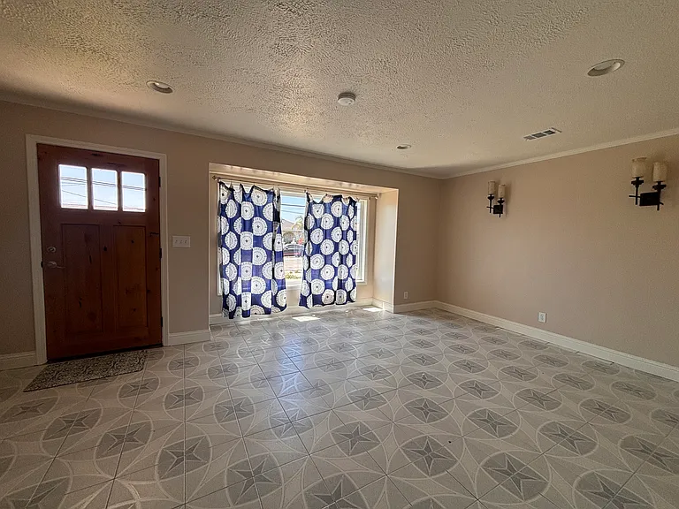 213 Paloma Ave — Photo 6