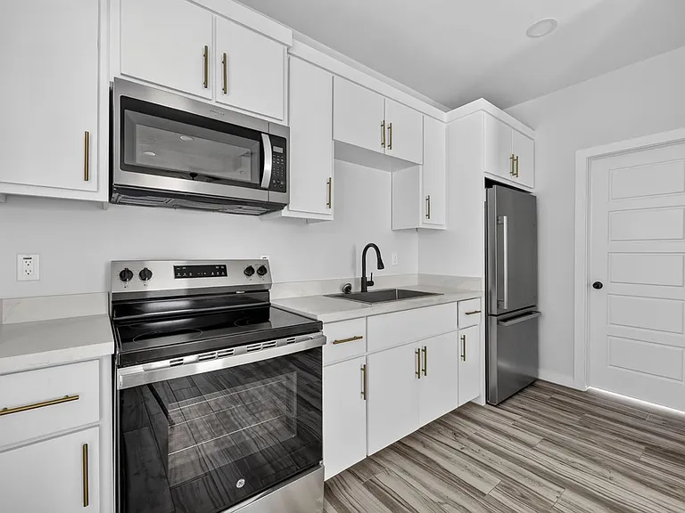 1207 W Kennedy St #6 — Photo 6