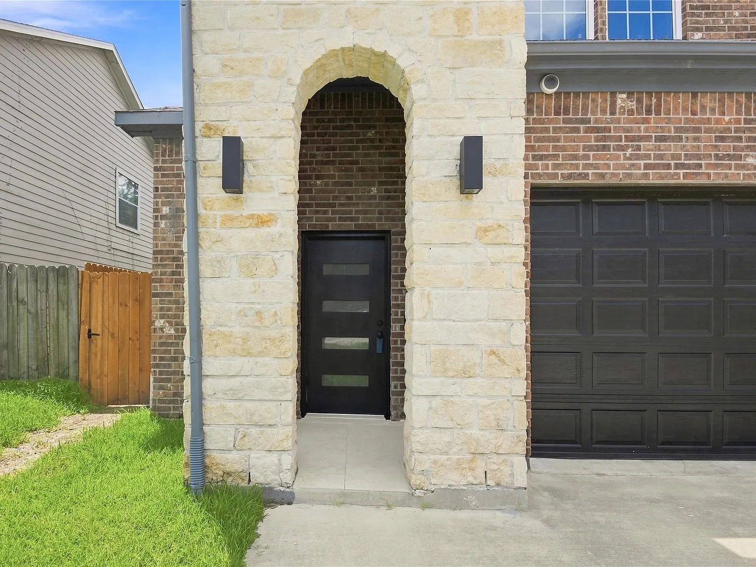 3 bed, 2.5 bath, 2380 sqft, $2,650 — Photo 2