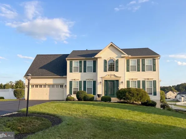 1915 Oak Hills Dr, Hanover, PA 17331