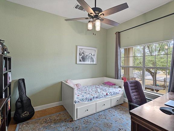 5th image of 1008 Clear Lake Ln