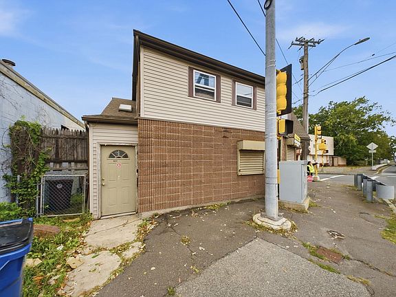 3rd image of 831 N Shore Rd