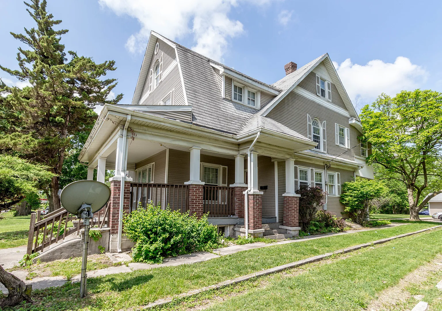 Large Centrally Located Home for Rent! — Photo 3