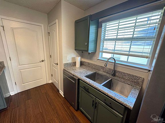 4th image of 10091 Hillview Dr