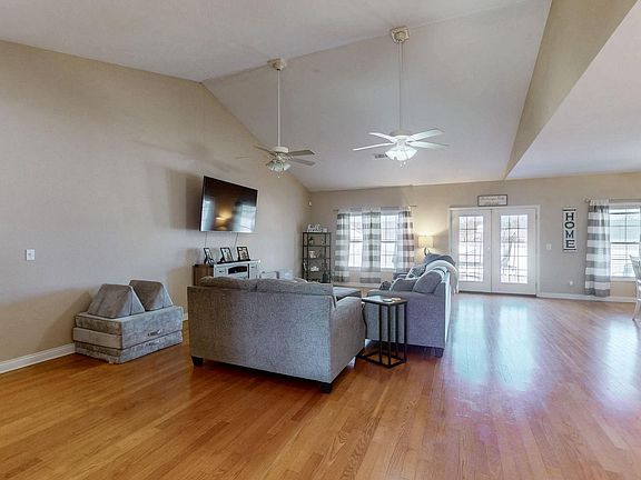 4th image of 2210 Traci Dr