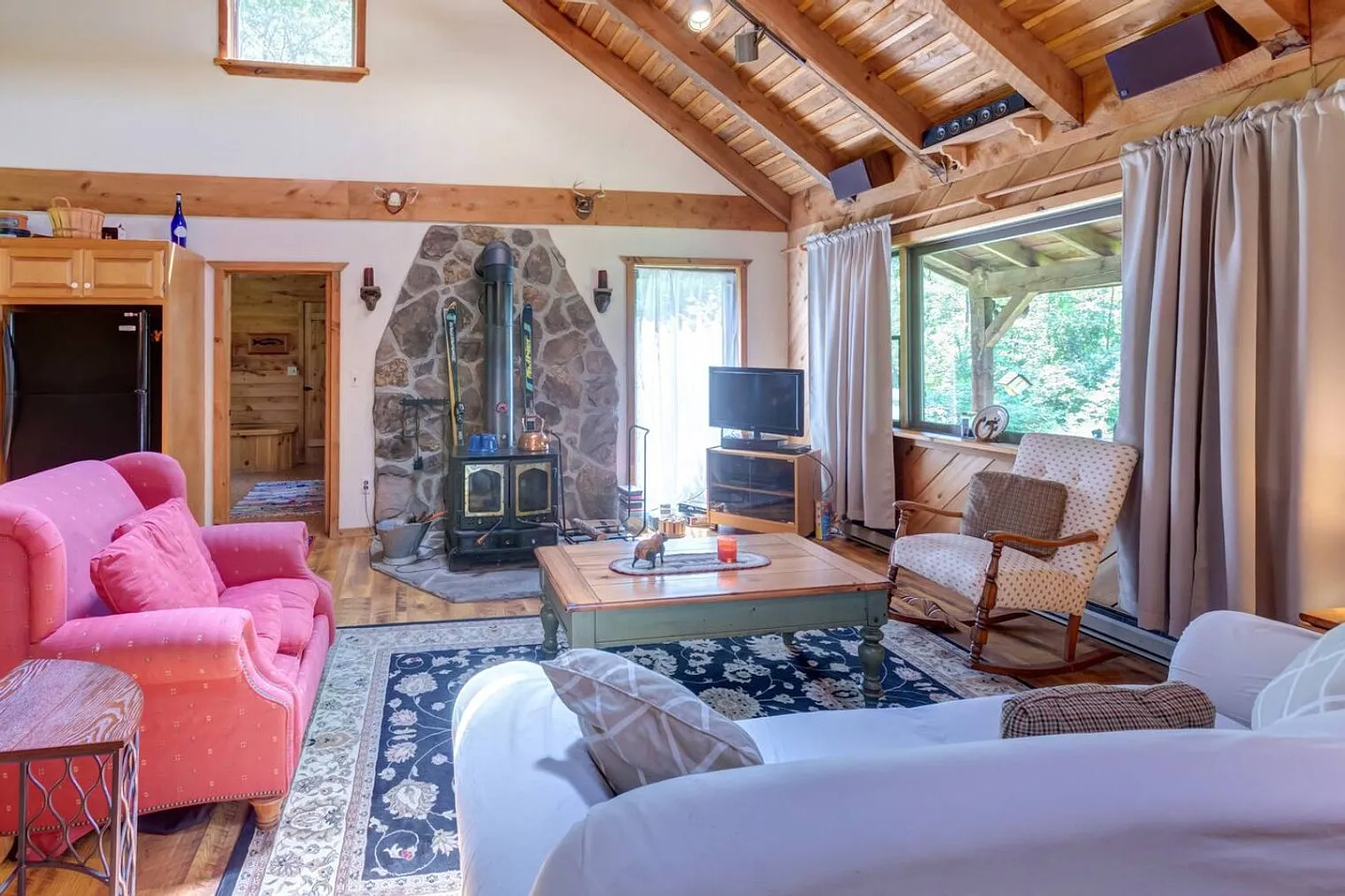 3 bed, 2.0 bath, $4,022 — Photo 4