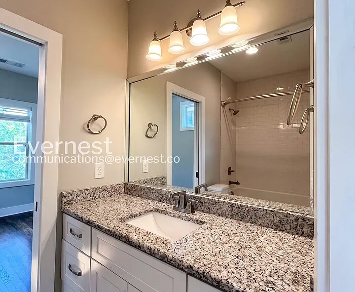 2115 Burns St — Photo 32