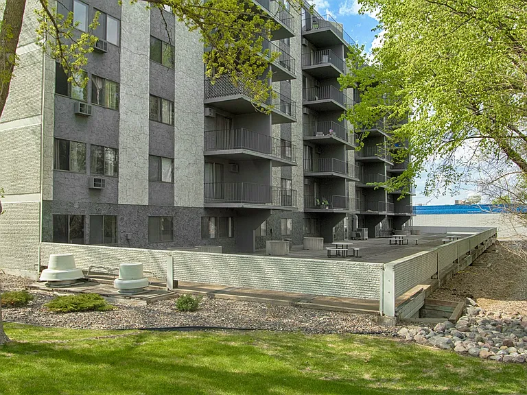 Cambridge Towers — Photo 5
