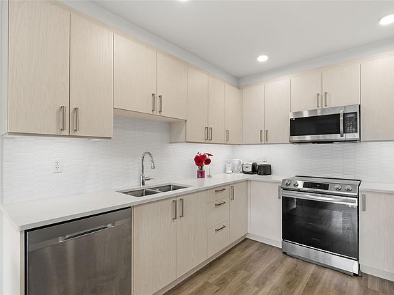 4th image of 135 Haliburton St #202