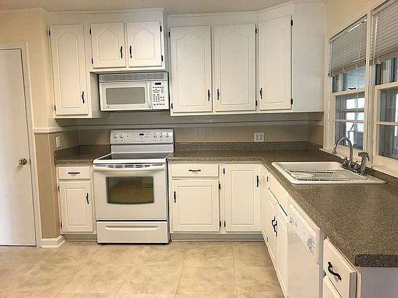 5th image of 140 Hillcrest Cir