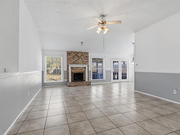 4th image of 10922 Fallbrook Dr