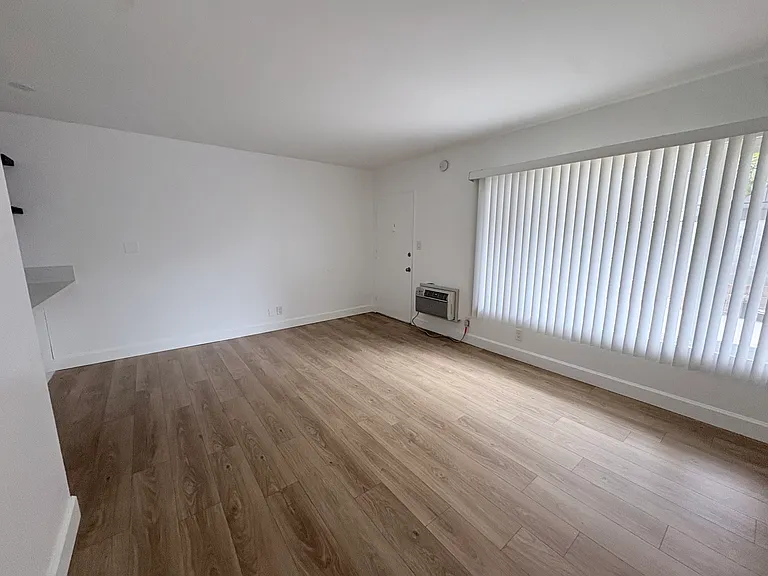 942 S Burlington Ave #5 — Photo 2
