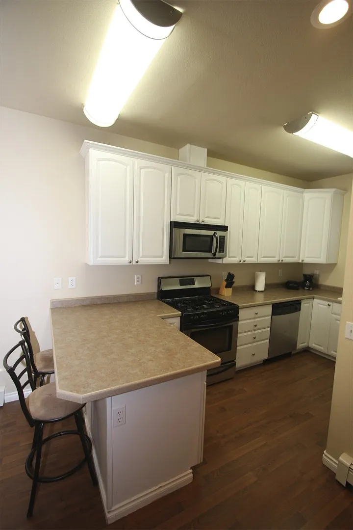 2 Bedroom Townhouse near Downtown Anchorage — Photo 4