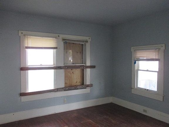 5th image of 127 E Hermitage Ct