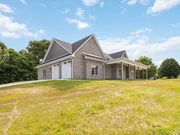 3rd image of 370 Splendor View Dr