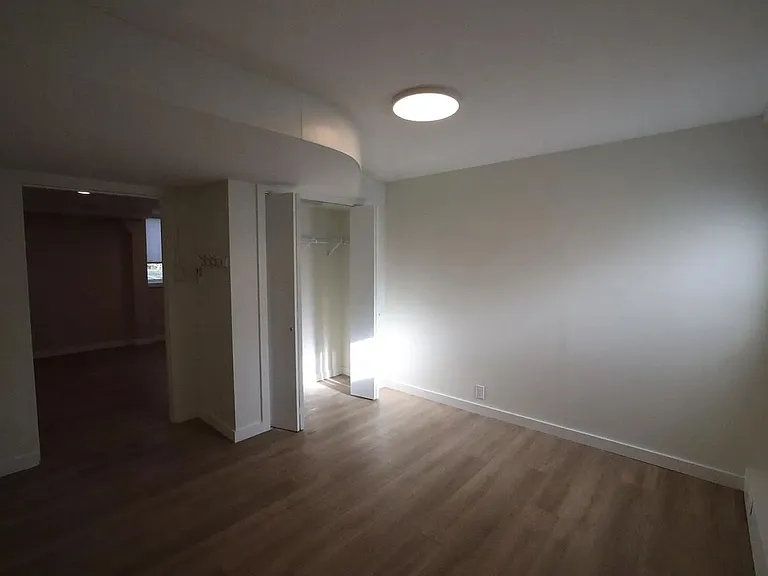 1534 N Woodburn Ave — Photo 11