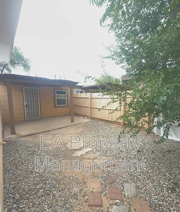 529 Alvarado Dr SE #D