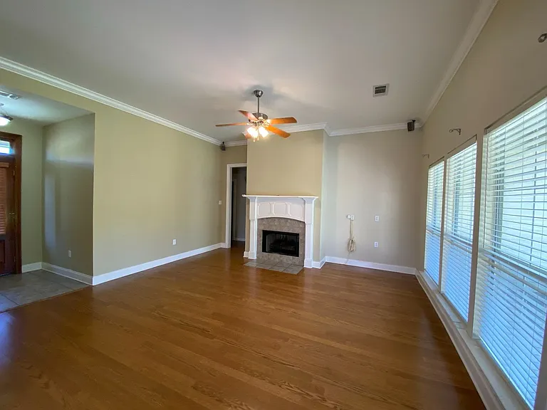 413 Lake Worth Dr — Photo 2