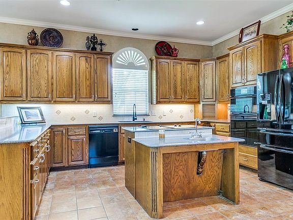 3rd image of 267 Queen Victoria Ct