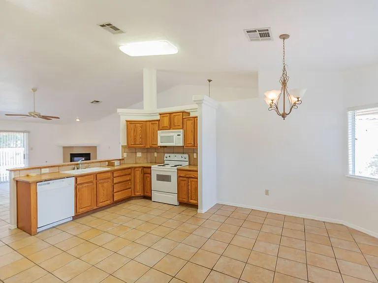 2400 Saguaro Loop — Photo 6