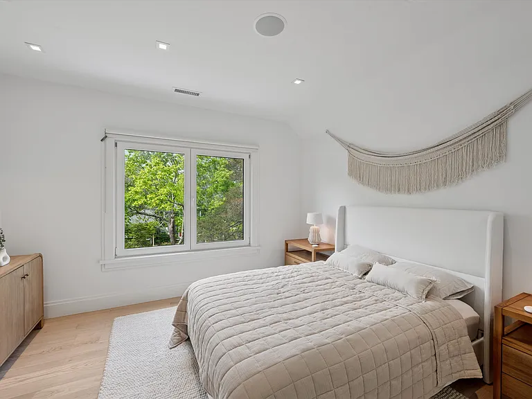 28 Canoe Place Rd — Photo 22