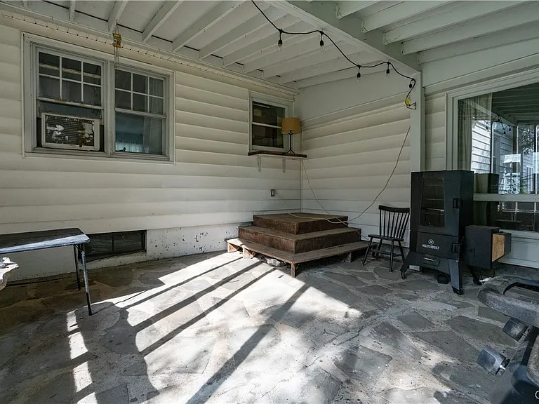 325 Paddock St — Photo 13