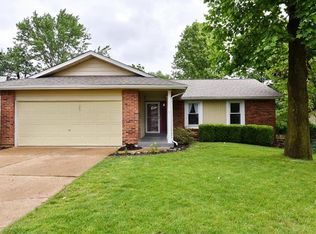 513 Treetop Trail Dr, Ballwin, MO 63021