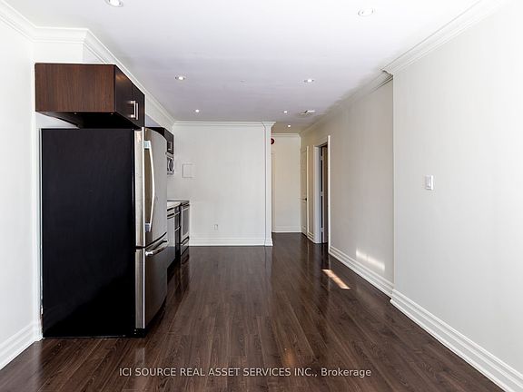 4th image of 253 Lakeshore Rd E #D