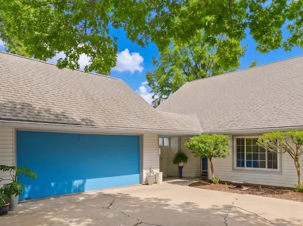 221 Deerfield Ln, Lawrence, KS 66049
