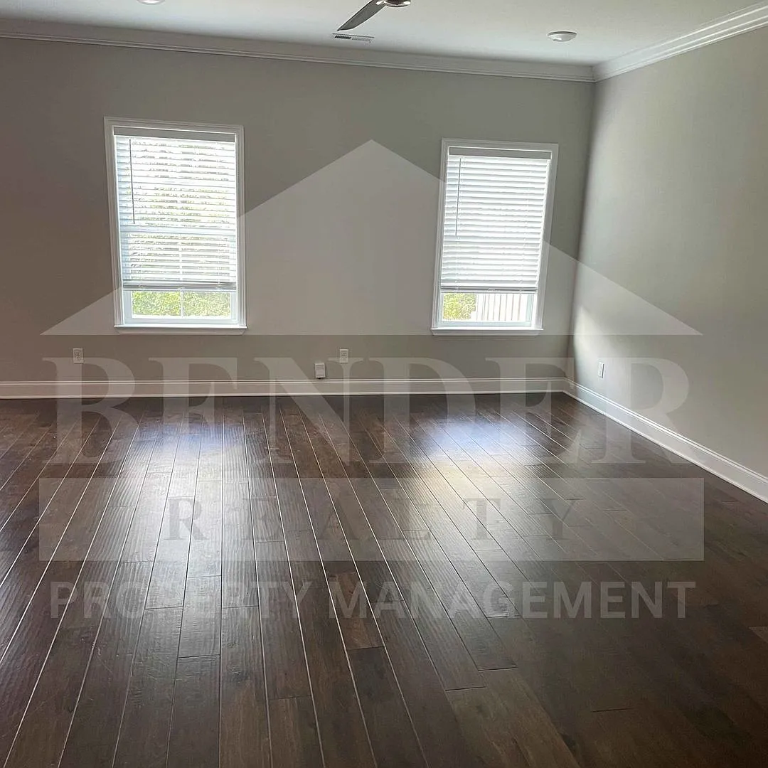 ** Reduced ** Beautiful Townhome — Photo 2