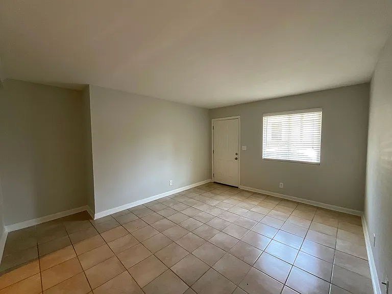 Willow Creek Apartments — Photo 4