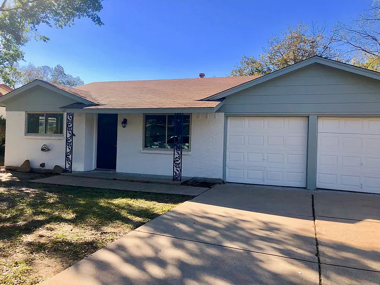 913 Russell Ln — Photo 2