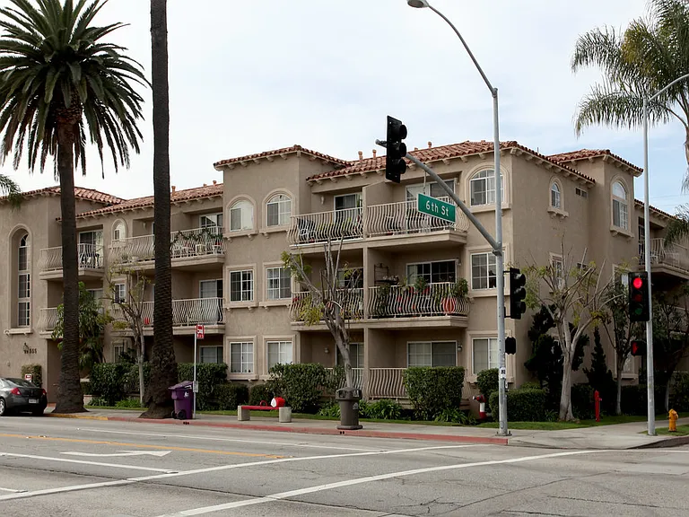 555 Redondo Ave — Photo 13