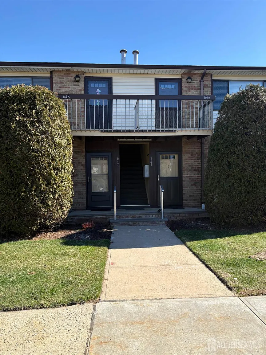 648 Cricket Ln photo 1