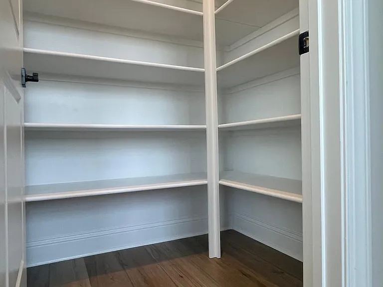4006 Varick St — Photo 8