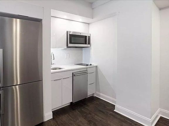 4th image of 5 Tudor City Pl APT 818