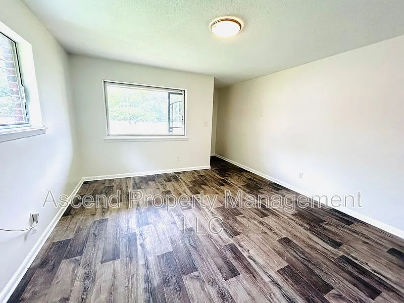 2 bed, 1.0 bath, $900 — Photo 2